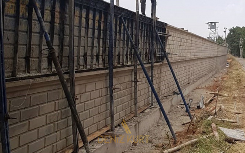 أعمال بناء نظام الحاجز الفيزيائي لقيادة اللواء الخامس المدرع