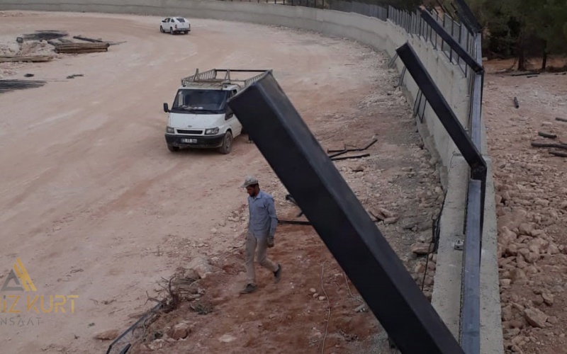 أعمال بناء نظام الحاجز الفيزيائي لقيادة اللواء الخامس المدرع