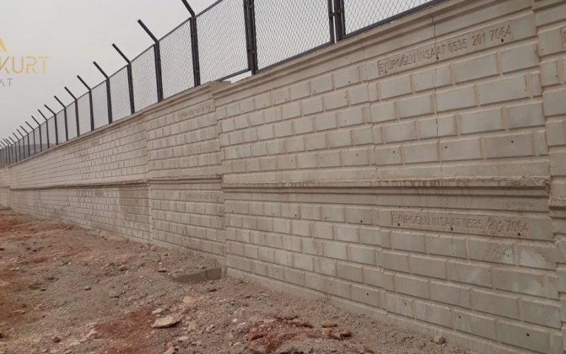 أعمال بناء نظام الحاجز الفيزيائي لقيادة اللواء الخامس المدرع