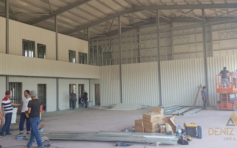 أعمال إنشاء اللواء المدرع الخامس وثكنة الصف ضابط ظفر يلماز في كيليس (غول بابا) ومباني العنبر، والمباني المتدرجة مع انحدار الأرض ، والمكاتب الإدارية