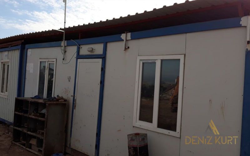 أعمال صيانة وإصلاح الكرفانات الموجودة في منطقة القاعدة العسكرية بمنطقة درع الفرات