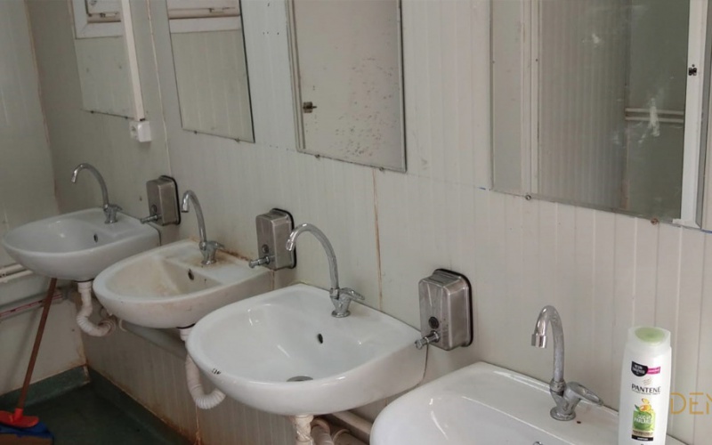 أعمال صيانة وإصلاح الكرفانات الموجودة في منطقة القاعدة العسكرية بمنطقة درع الفرات